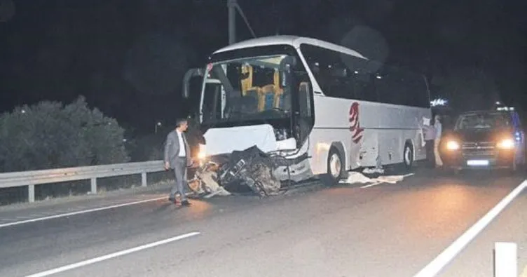 Otobüs arabayı ikiye böldü: 2 ölü