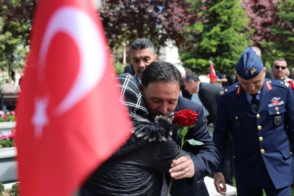 kayseride-bayram-arifesinde-sehitlikte-duygu-dolu-ziyaret-1779806191223.jpg
