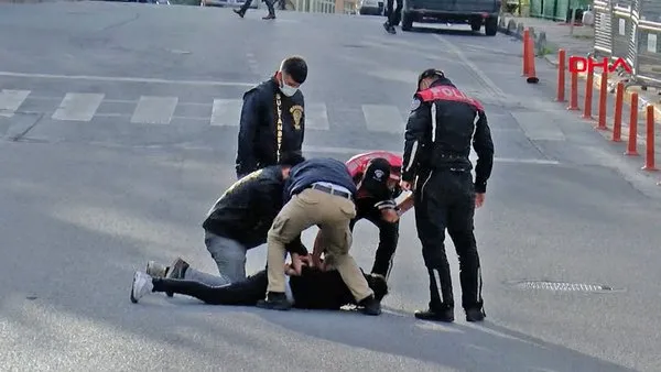 İstanbul'da uyuşturucu satıcısı ile polis arasındaki nefes kesen kovalamaca kamerada