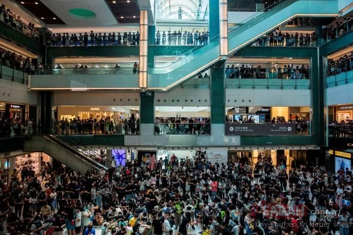 Hong Kong’da tansiyon düşmüyor!  Protestocular AVM’yi yağmaladı
