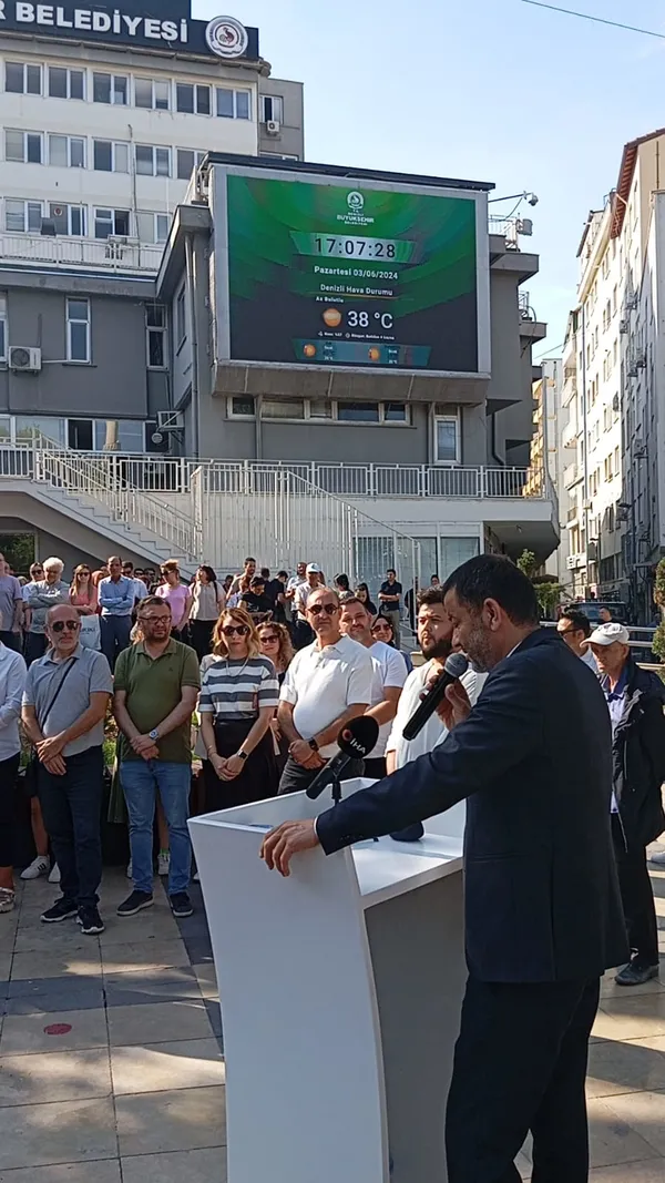 bunun-adi-eziyet-chpli-denizli-buyuksehir-belediyesinden-38-derece-gunesin-altinda-mesai-cikisi-anma-toreni-1717532623964.jpg