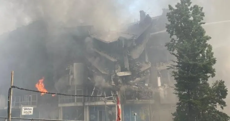 Başakşehir’deki yangın söndürülemiyor: Binanın duvarları çöktü!