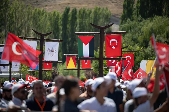 baskan-erdogandan-ahlatta-terorsuz-turkiye-mesaji-kan-tuccarlari-kaybedecek-kardeslik-kazanacak-1787660096480.jpeg Başkan Erdoğan'dan Ahlat'ta Terörsüz Türkiye mesajı: Kan tüccarları kaybedecek, kardeşlik kazanacak