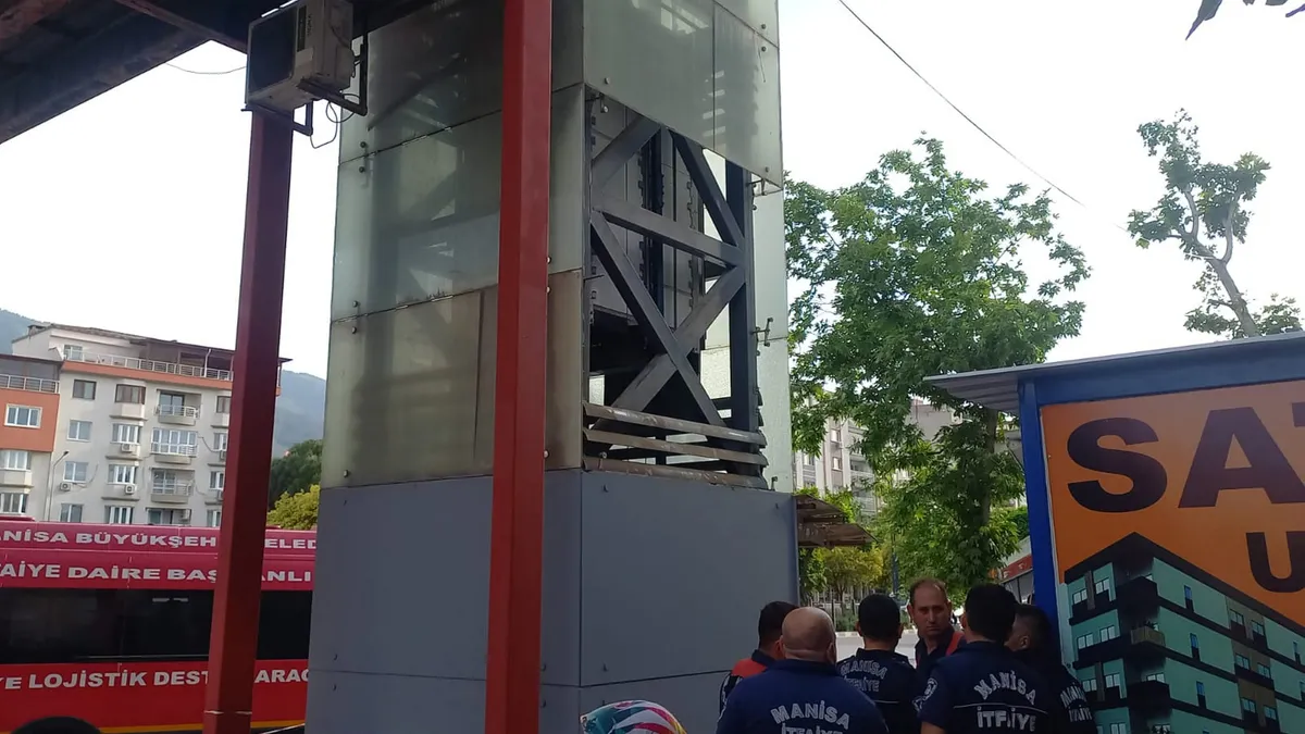 Üst geçitte korkunç ölüm: Asansörden çıkmaya çalışırken demirler arasında sıkıştı! Üst geçitte korkunç ölüm: Asansörden çıkmaya çalışırken demirler arasında sıkıştı!