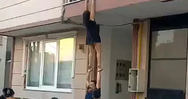 İntihar ihbarında bulundu: Ekipler gideceği sırada balkondan kendini atmaya çalıştı!