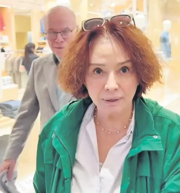 Müjde Ar ortalığı birbirine kattı! Gazetecilere hakaret etti, muhabirin yakasına yapıştı!