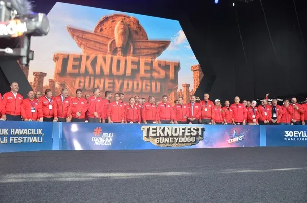 sanliurfada-teknofest-guneydogunun-acilisinda-protokol-urfa-turkuleri-esliginde-halay-cekti-1790791022684.jpg