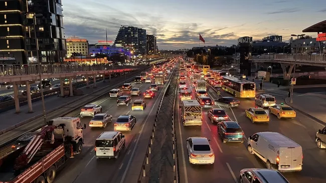 son-dakika-istanbulda-trafik-yine-kilit-aksam-saatlerinde-yogunluk-yuzde-89a-ulasti-1764086990807.jpg