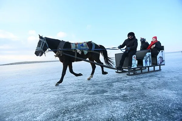 cildirin-atli-kizakcilarindan-buz-safari-1735288830302.jpeg