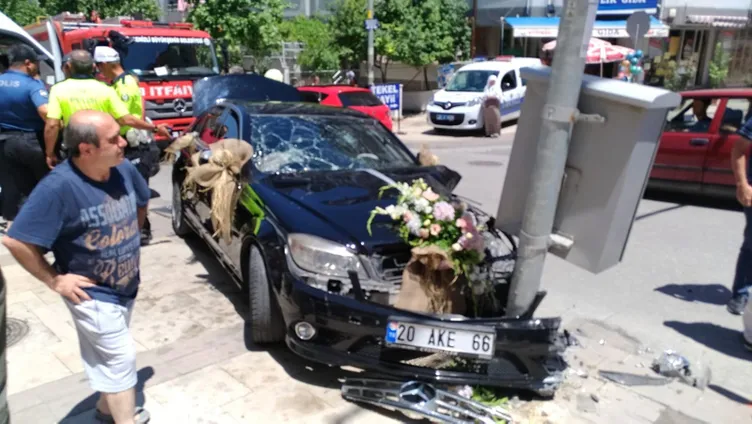 Genç çift düÄüne giderken kaza yapıp hastanelik oldu