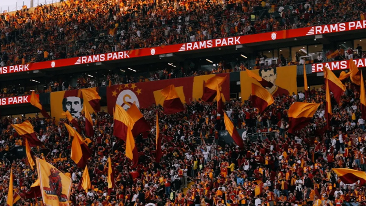 Galatasaray stadyumda taraftarıyla buluştu! Okan Buruk'tan şampiyonluk mesajı