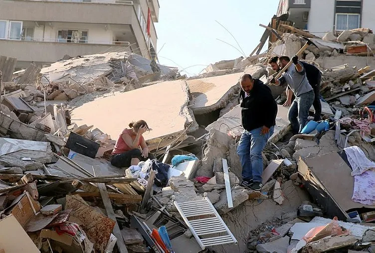 SON DAKİKA: İzmir'deki deprem sonrası 4 kişi hayatını kaybetti 120 kişi yaralandı! Deprem sonrası enkaz altında kalanlar var...