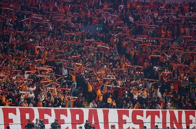galatasaray-taraftarlari-bodoglimt-macinda-gazzeyi-unutmadi-soykirimi-durdurun-1761153063024.jpeg