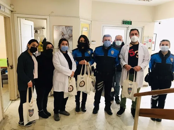 istanbul-emniyetinden-anlamli-ziyaretsaglik-calisanlarini-unutmadilar-1647271009090.jpeg