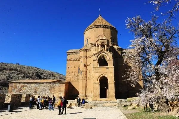 Akdamar Adası'nın doyumsuz bahar manzarası