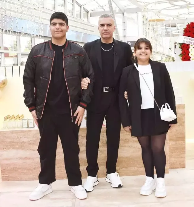 Hira büyüdü, annesiyle tarz yarışına girdi! Demet Akalın ve kızının AVM turu bakın nasıl olay oldu...