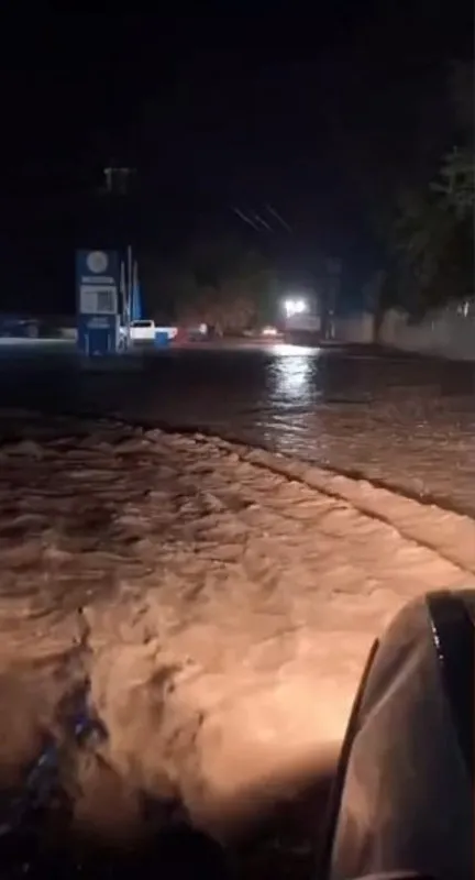 sanliurfada-kuvvetli-saganak-kuvvetli-yagis-su-taskinlarina-yol-acti-1793222416993.jpeg