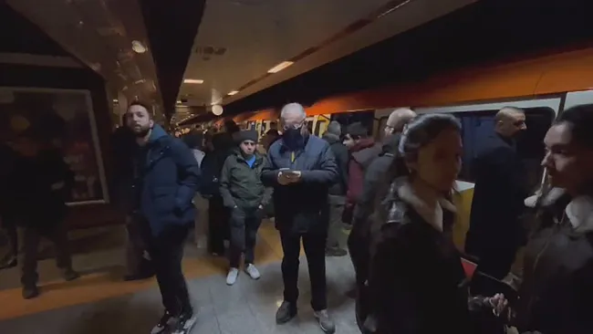 istanbulda-kadikoy-sabiha-gokcen-metro-hattinda-elektrikler-kesildi-vatandaslar-magdur-oldu-1737386418725.jpeg