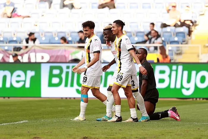 istanbulspor-3-puani-3-golle-aldi-hatayspor-evinde-soku-yasadi-1713109330040.jpeg
