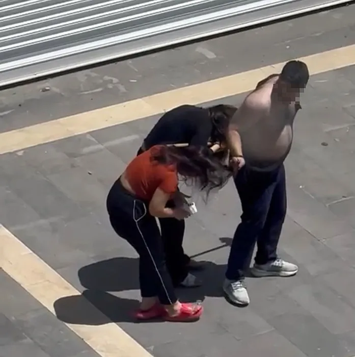 Sokak ortasında dehşet anları: Karısını ve kızını darp etti!