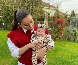 Ünlü şarkıcı Merve Özbey’den kızı Elif Özüm’lü yeni paylaşım! Merve Özbey’den duygu dolu sözler!