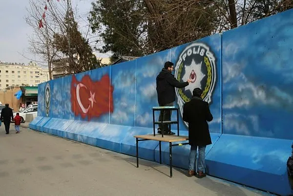 Siirt'te güvenlik duvarları renkli motiflerle süsleniyor