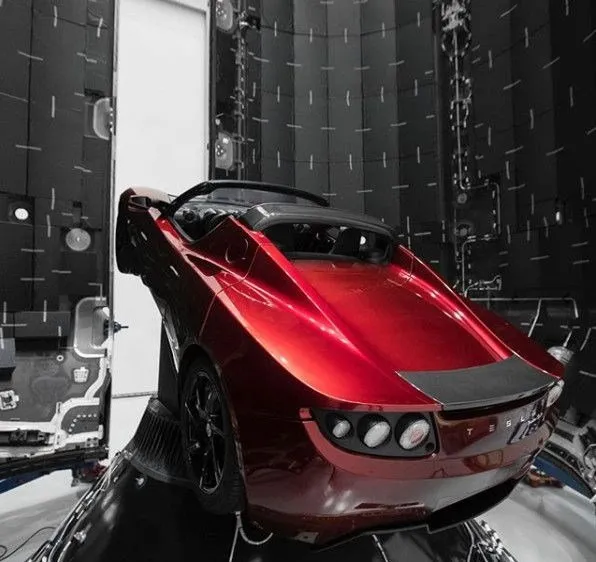 Elon Musk, Mars'a göndereceği Tesla Roadster'ın fotoğraflarını yayınladı
