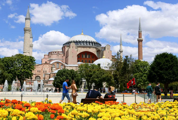 Εικόνες της τελευταίας στιγμής και όλες οι εξελίξεις από την Αγία Σοφία που προετοιμάστηκαν για την προσευχή της Παρασκευής