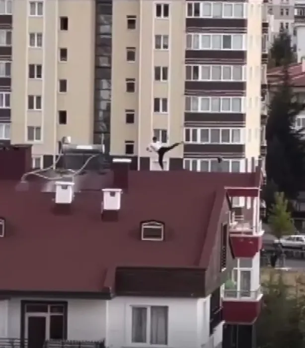 Nevşehirli Karate Kid yürekleri ağza getirdi: 10 katlı binanın çatısında değişik hareketler yaptı!