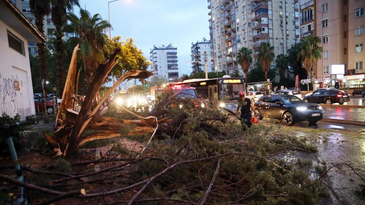 Antalya’da dolu ve fırtına! 3 yaralı Antalya’da dolu ve fırtına! 3 yaralı