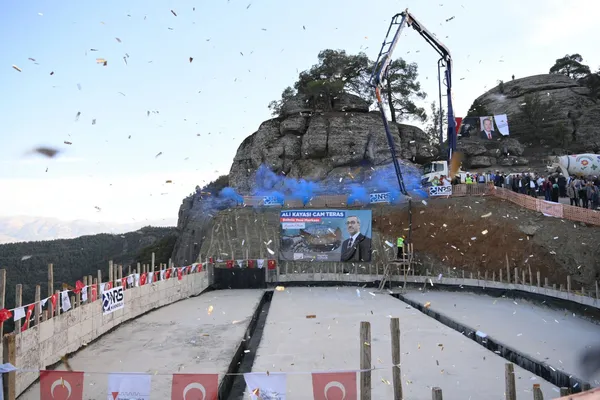 ali-kayasi-cam-teras-ve-turizm-tesislerinin-temeli-atildi-1667745112723.jpg