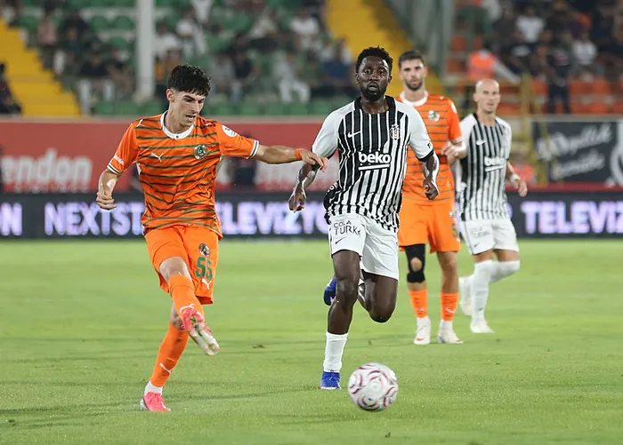 canli-super-ligde-alanyaspor-besiktas-maci-ilk-yari-oynaniyor-1787511743394.jpeg