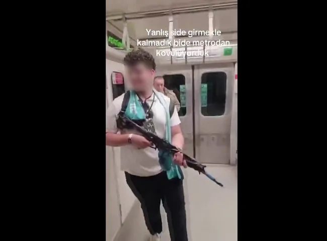 son-dakika-metroda-korku-dolu-anlar-elinde-tufekle-yolculari-tehdit-etti-yetmezmis-gibi-o-anlari-videoya-aldi-1761139142183.jpg
