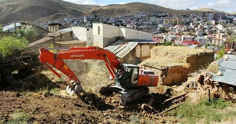Harabe binaların yıkım çalışmaları devam ediyor
