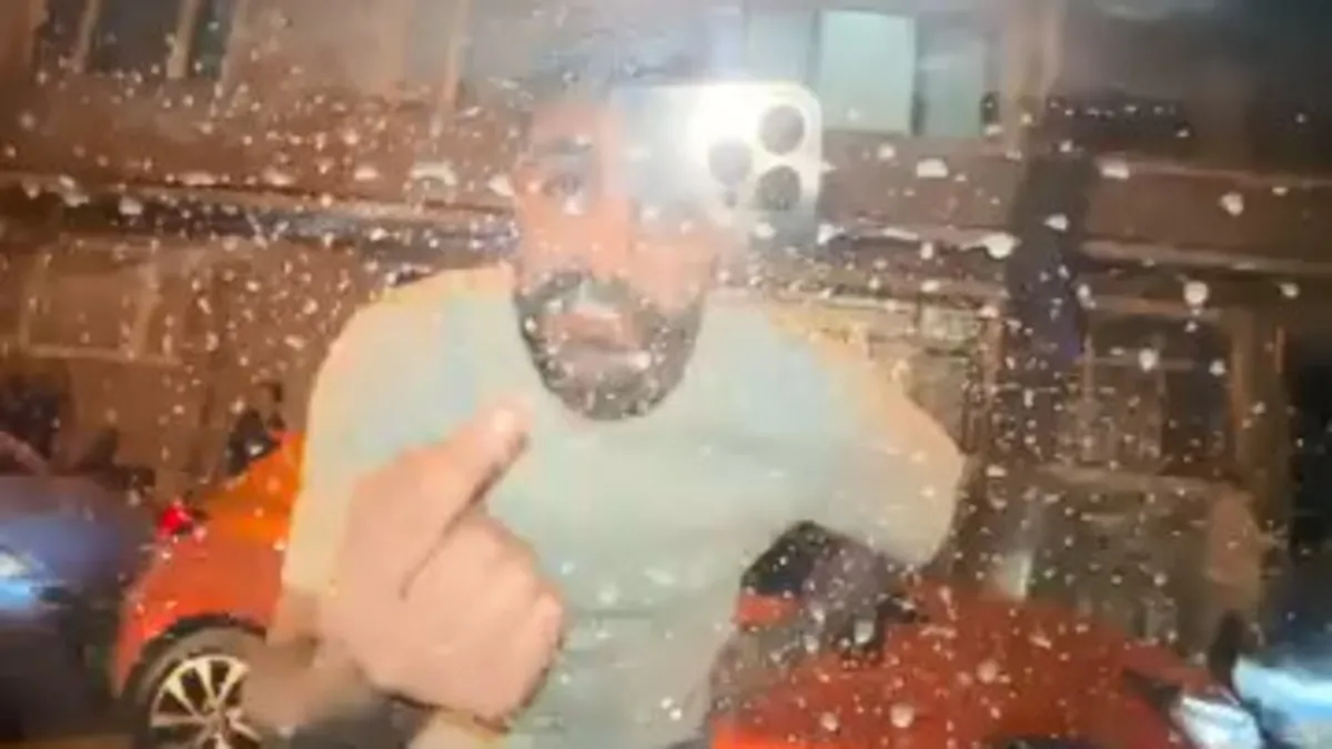 SON DAKİKA… İstanbul Fatih'te trafik canavarı terör esterdi! Camı yumruklayıp tehditler yağdırdı! SON DAKİKA… İstanbul Fatih'te trafik canavarı terör esterdi! Camı yumruklayıp tehditler yağdırdı!