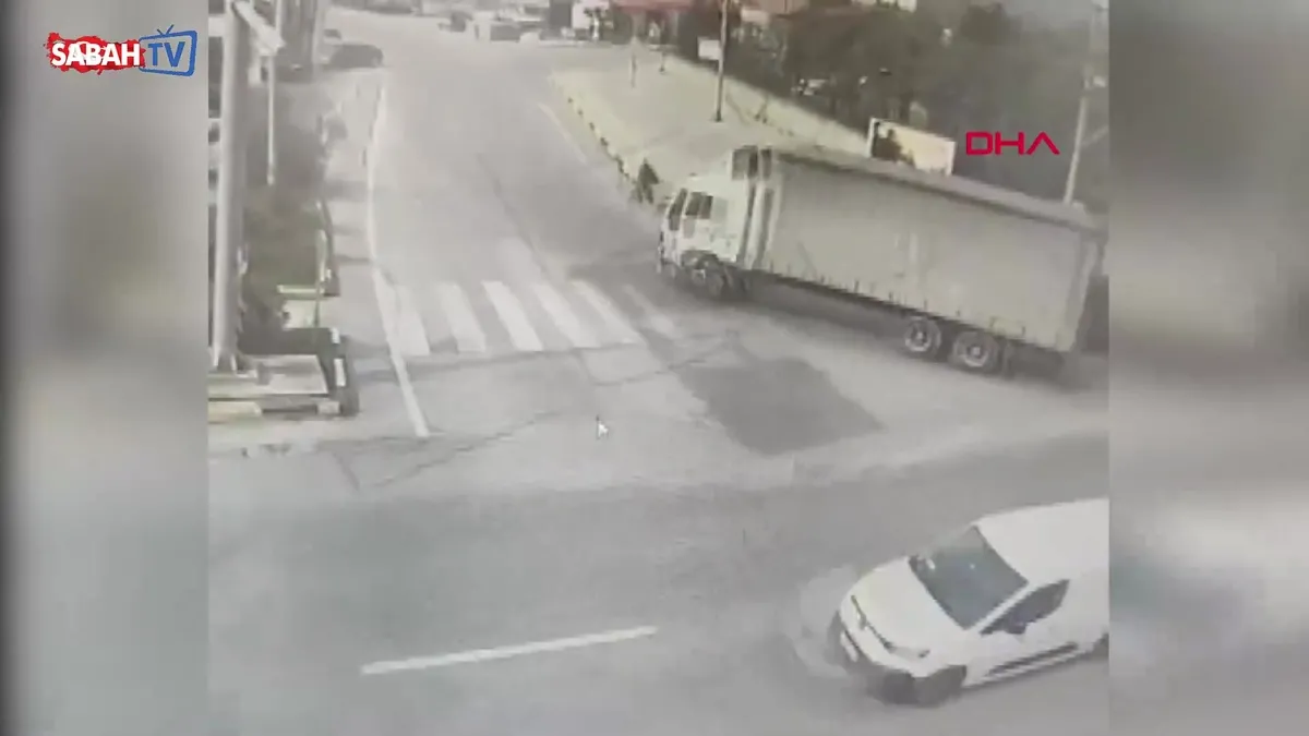 Zonguldak’ta feci olay kamerada: Kamyonun çarptığı genç kız hayatını kaybetti! | Video videosunu izle Zonguldak’ta feci olay kamerada: Kamyonun çarptığı genç kız hayatını kaybetti! | Video videosunu izle