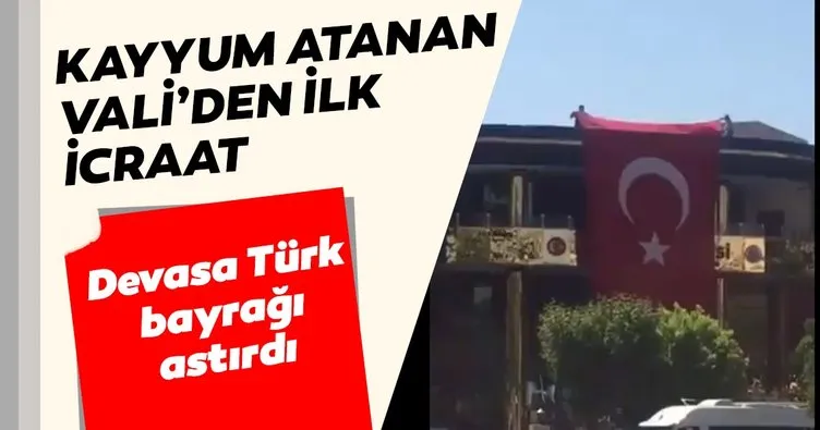 Siirt Belediyesi’ne kayyum atanan Vali’den ilk icraat!  Belediye binasına devasa Türk bayrağı astırdı