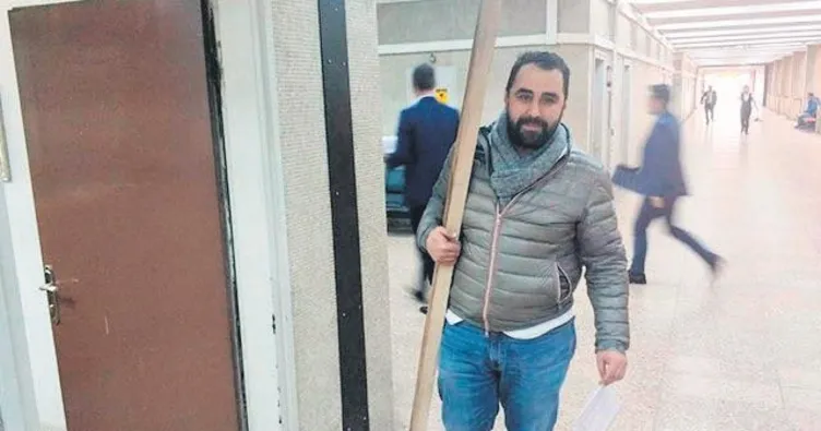 Avukat mahkemeye kalasla geldi