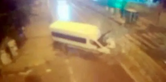 servis-minibusu-kontrolden-cikip-duvara-carpti-1687252249353.jpg