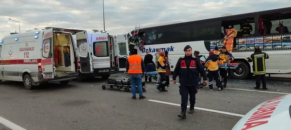 son-dakika-konyada-yolcu-otobusu-kamyon-ve-tir-zincirleme-kaza-yapti-cok-sayida-yarali-var-1737698664954.jpg