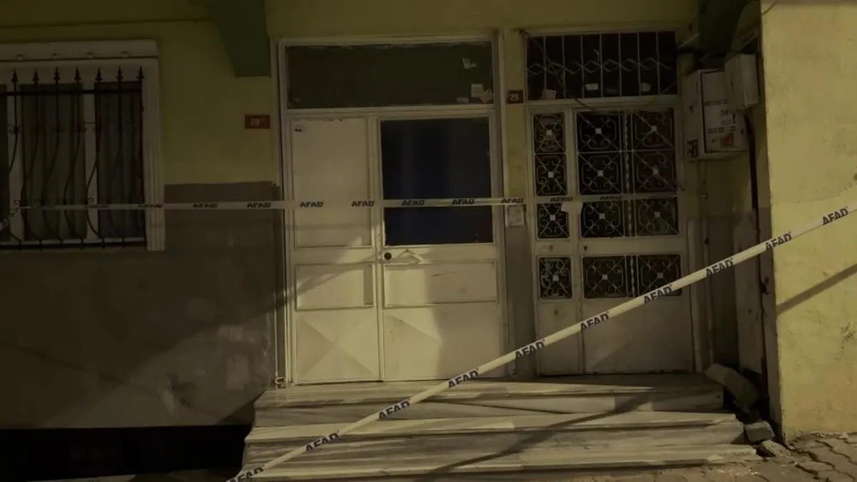 Esenyurt’ta evde yapılan ilaçlama faciaya dönüştü: 7 kişi hastaneye kaldırıldı Esenyurt’ta evde yapılan ilaçlama faciaya dönüştü: 7 kişi hastaneye kaldırıldı