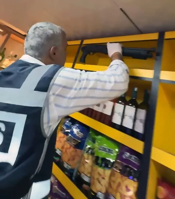 icki-rafindan-tufek-cips-paketinden-de-silah-cikti-1727248660484.jpg