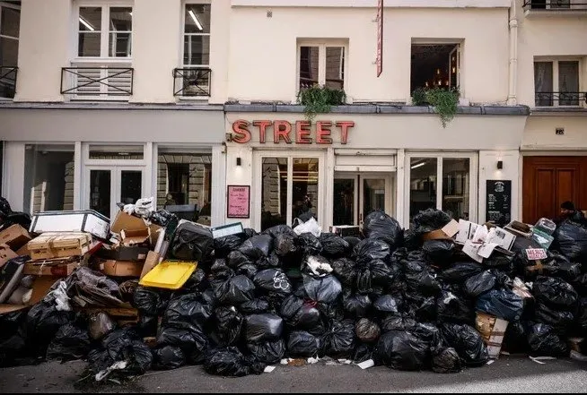 Avrupa’nın çöp krizi büyüyor: Fransa kırmızı alarm verdi, İtalya’dan çöp trenleri kalkıyor