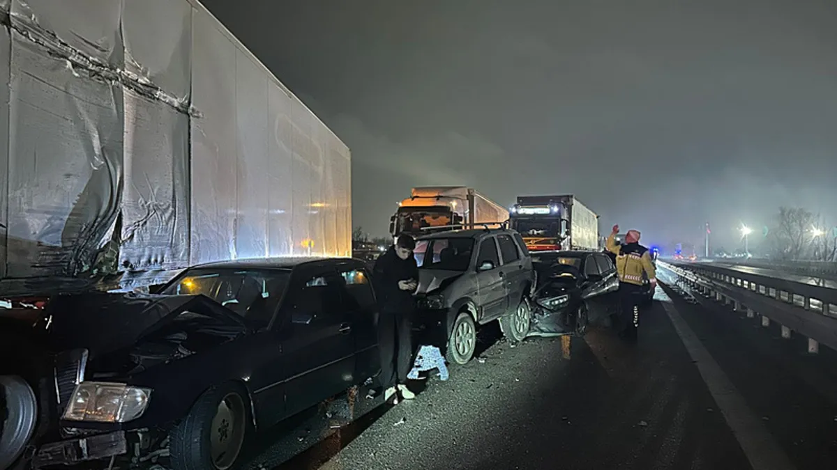 Sakarya’da Anadolu Otoyolu’nda 17 araçlık zincirleme kaza: 14 yaralı Sakarya’da Anadolu Otoyolu’nda 17 araçlık zincirleme kaza: 14 yaralı