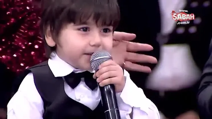 Ünlü şarkıcı Hakan Altun’dan minik hayranı Burak’la düet! Hakan Altun ve minik Burak’ın düeti sosyal medyayı salladı! | Video