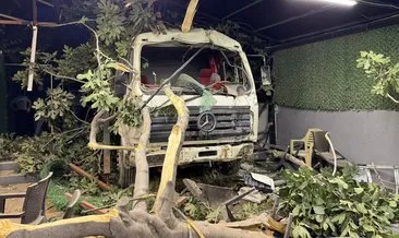 Hatay'da faciadan dönüldü! Tonlarca ağırlıkta yük taşıyan kamyon bahçeye uçtu #hatay