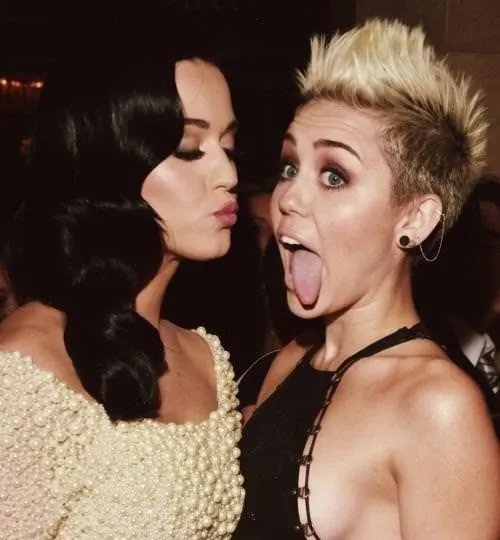 Miley Cyrus Katy Perry ile öpüştü