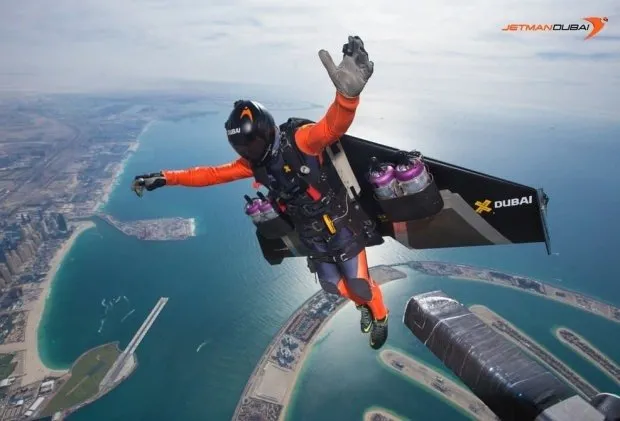 Jet motorlu kanatlarla Dubai’de uçan ilk insan