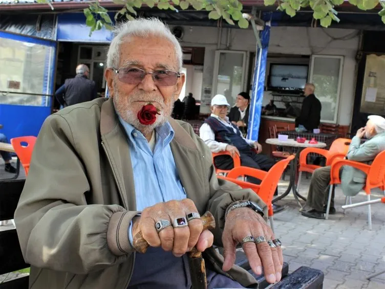 60 yıldır sigara yerine gül içiyor