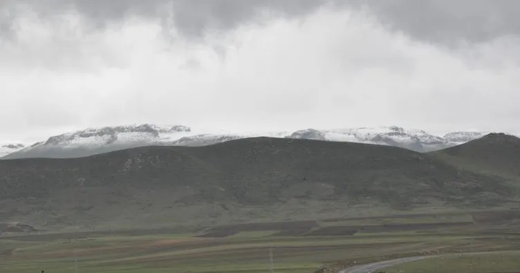 Kars’ta yağışlı hava etkisini sürdürüyor! Yüksek kesimlere kar yağdı